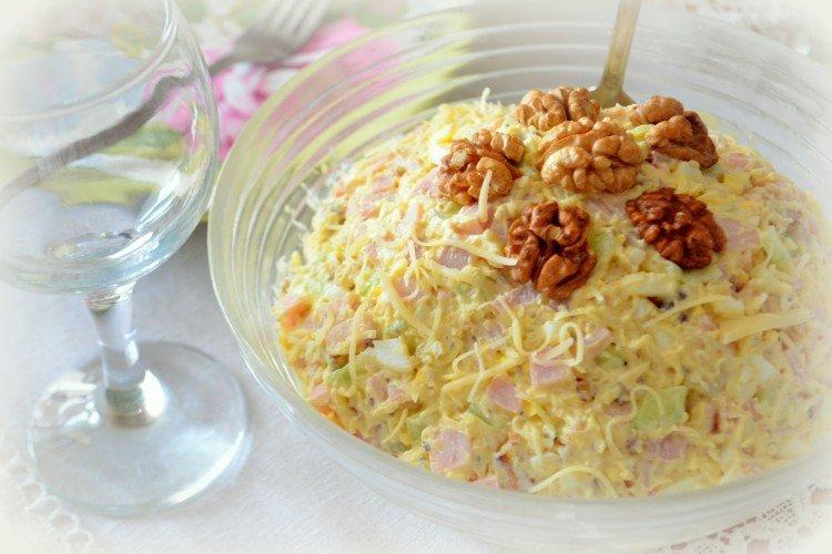 Salat mit Schinken, Käse und Nüssen