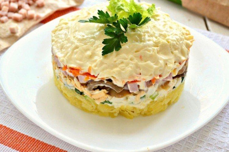 Salat mit Pilzen, Schinken und Käse