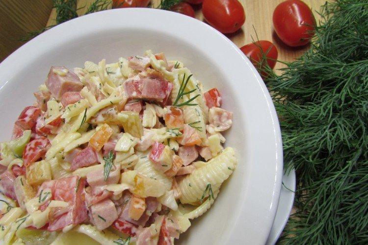 Salat mit Schinken, Käse und Nudeln