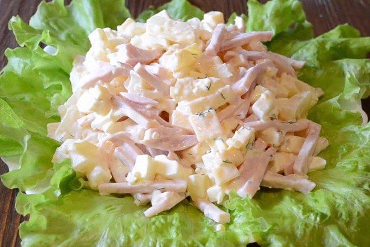 Salat mit Schinken, Käse und Ananas