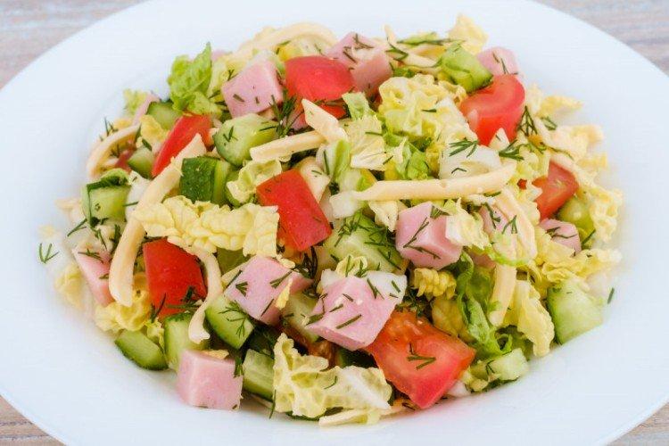 Salat mit Gurken, Tomaten und Schinken