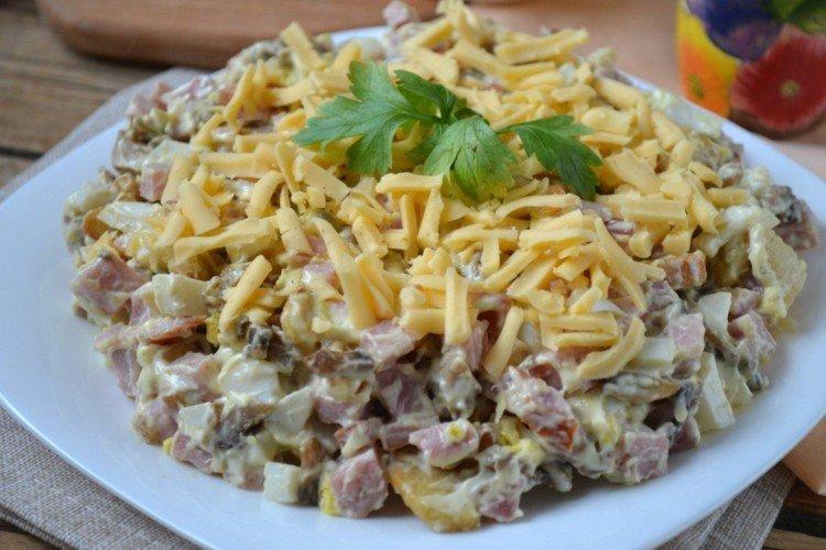 Salat mit Schinken, Käse und Pilzen