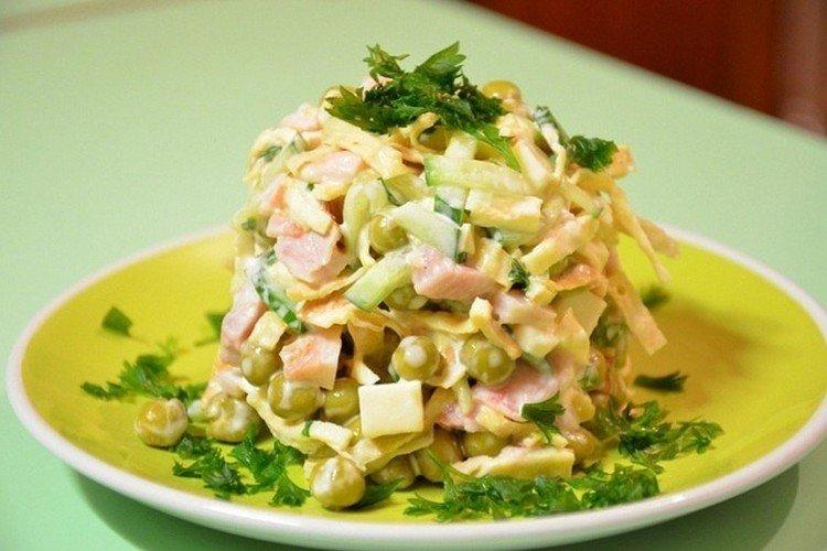 Salat mit Schinken und Erbsen