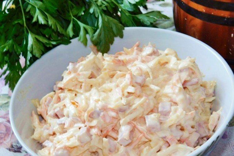 Salat mit Schinken und Äpfeln
