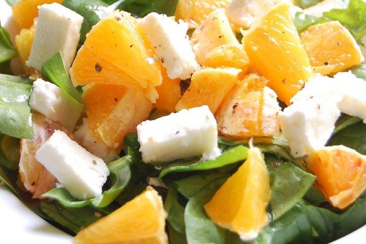 Salat mit Orangen, Schinken und Käse