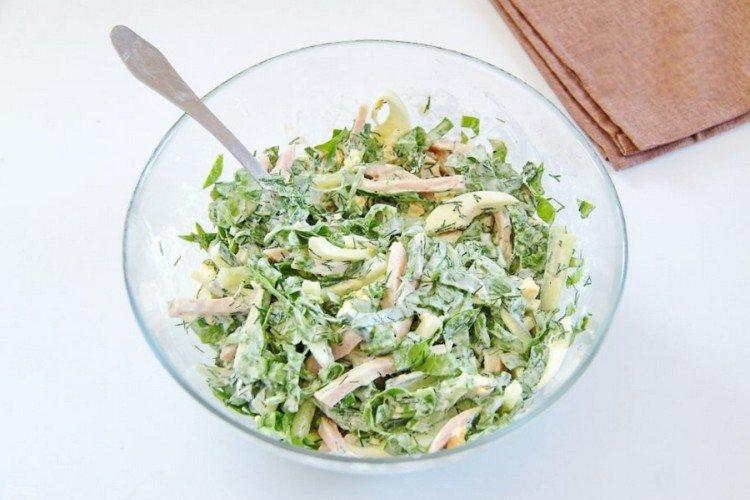 Salat mit Spinat, Eiern und Schinken