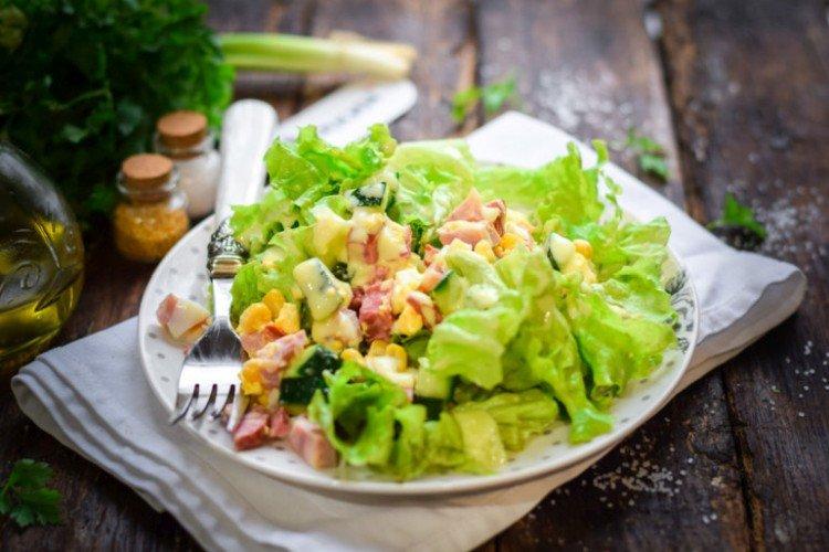 Salat mit Schinken und Feta