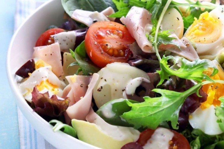 Warmer Salat mit Kartoffeln und Schinken