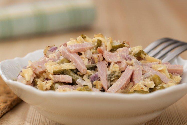 Salat mit Ei, Schinken und Käse