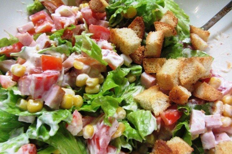 Salat mit Schinken und Croutons