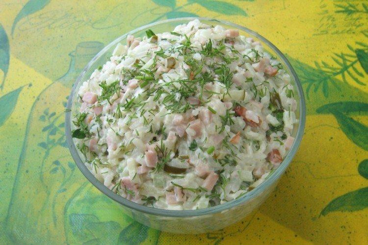 Salat mit Reis und Schinken