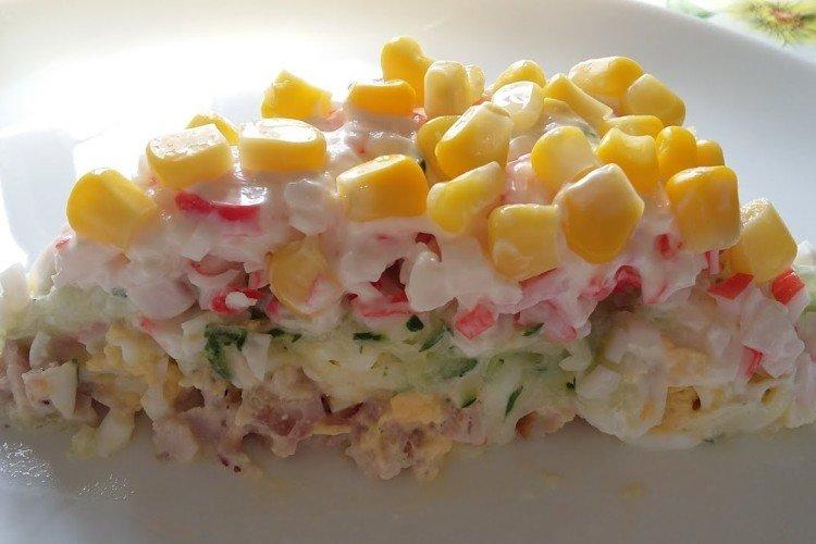Salat mit Schinken und Krabbenstäbchen