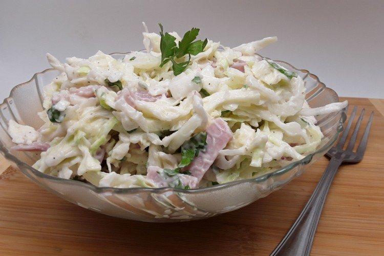 Salat mit Kohl, Schinken und Wurst