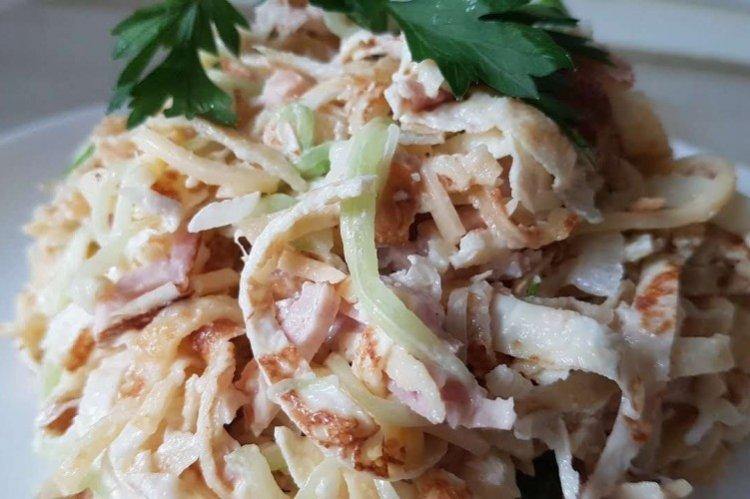 Salat mit Schinken und Omelett