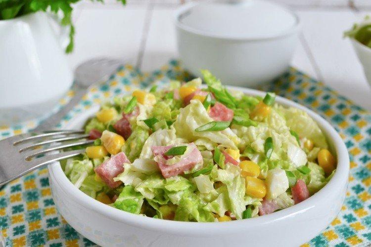 Salat mit Kohl, Mais und Schinken