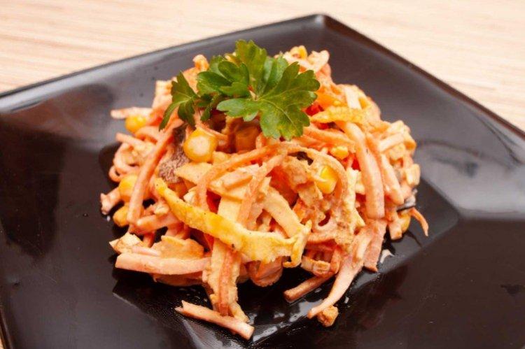 Salat mit koreanischen Karotten und Schinken