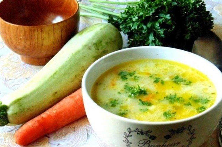 Käsesuppe mit Zucchini