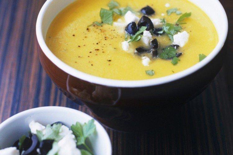 Suppe mit Feta-Käse