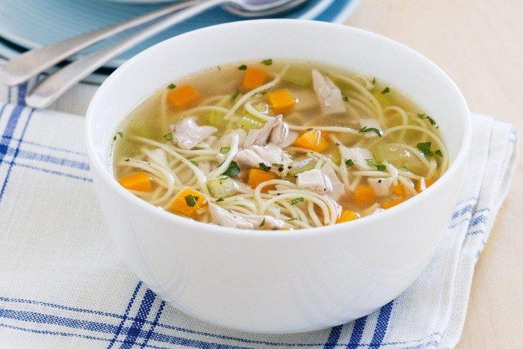 Hühnersuppe mit Fadennudeln