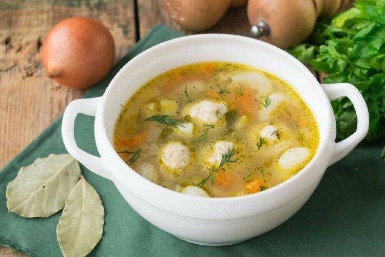 Suppe mit Hühnerfrikadellen