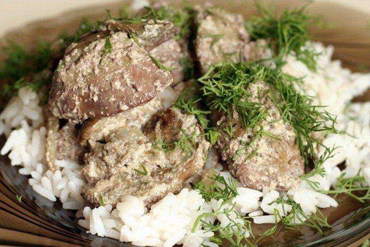 Hígado de pollo con arroz y guisantes en crema agria