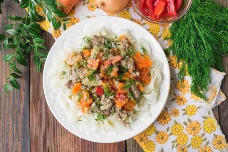 Hígado de pollo con verduras en crema agria