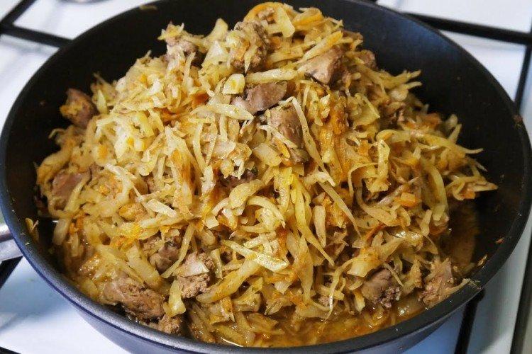 Hígado de pollo con col en crema agria