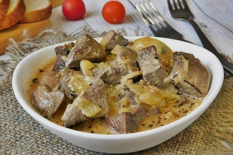 Hígado de pollo con cebolla y zanahoria en crema agria