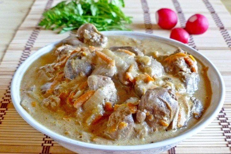 Hígado de pollo en salsa de crema agria y tomate