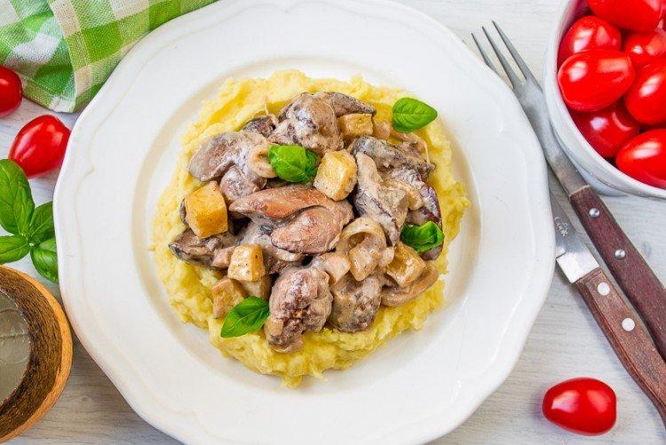 Hígado de pollo en crema agria con manzanas