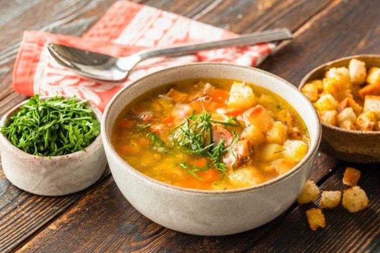 Sopa clásica de guisantes con costillas ahumadas