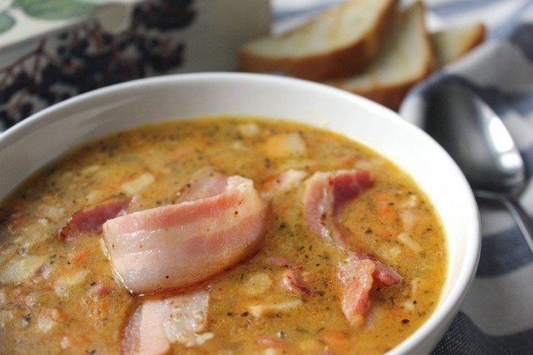 Sopa de guisantes con ahumados y tocino