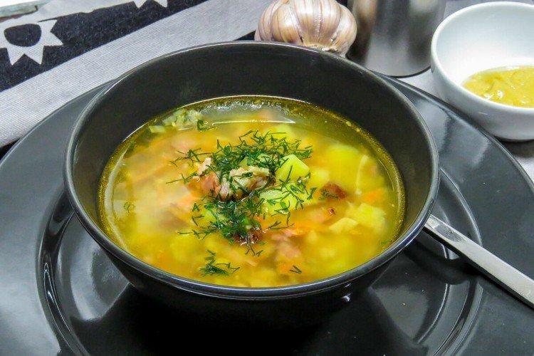 Sopa de guisantes con ahumados y pollo