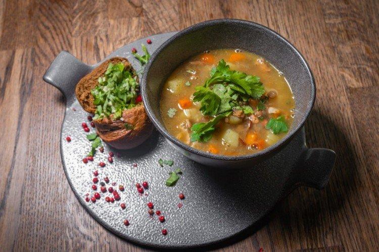 Sopa de guisantes con costillas ahumadas y lentejas