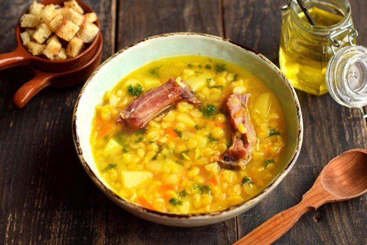 Sopa de guisantes con ahumados y carne