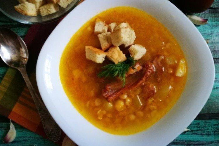 Sopa de guisantes con costillas ahumadas y pasta de tomate