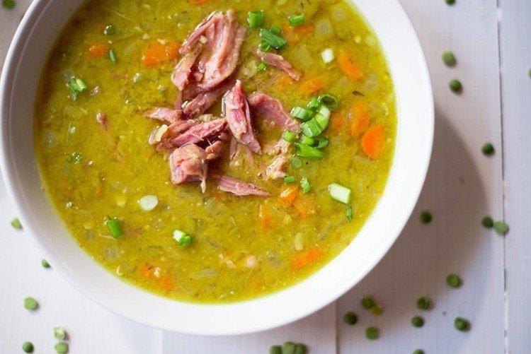 Sopa de guisantes verdes con ahumados
