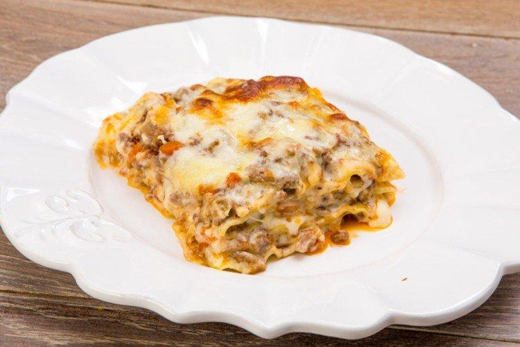 Lasaña carbonara con carne picada