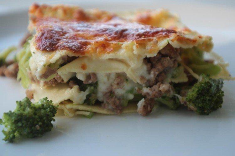 Lasaña con carne picada y brócoli