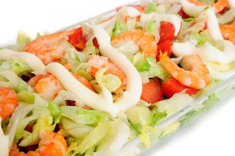 Salat mit Garnelen und Kohl
