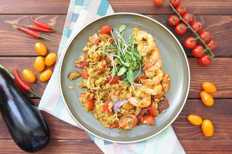 Paella mit Garnelen und Mais