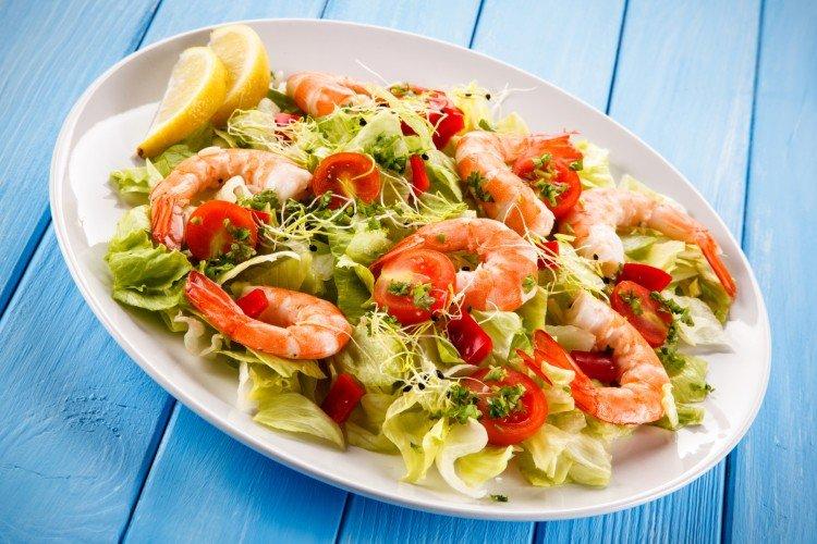 Salat mit Garnelen und Gemüse