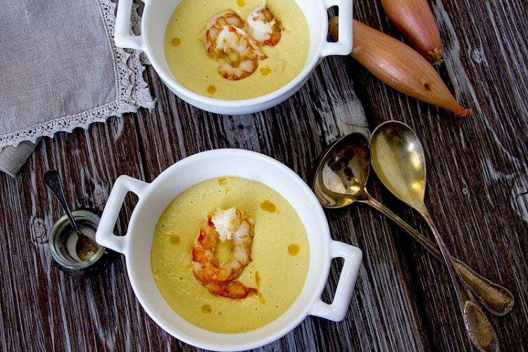 Maissuppe mit Garnelen