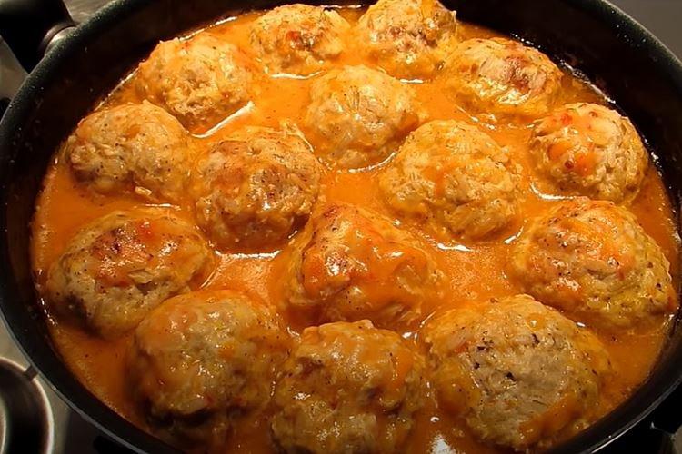 Hackfleisch-Igel mit Reis in Tomatensauce