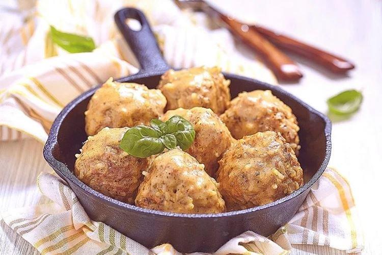 Hackfleisch-Igel in Sahnesauce