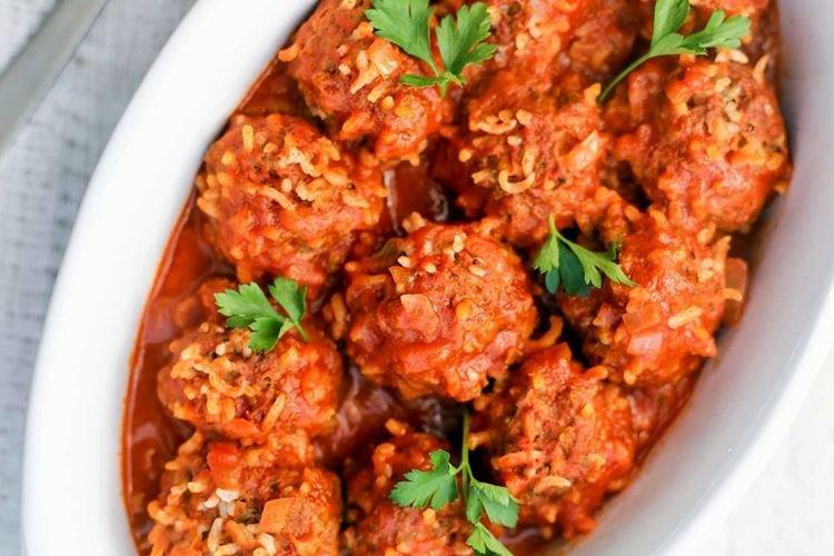Hackfleisch-Igel in Sauerrahm-Tomatensauce