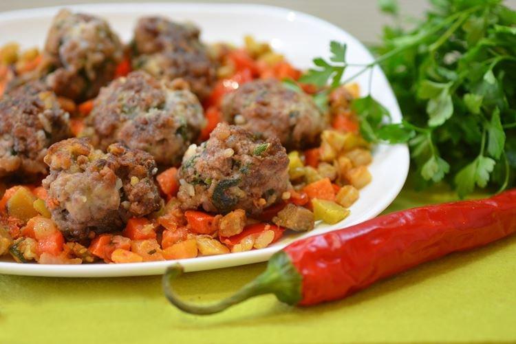 Hackfleisch-Igel mit Reis und Gemüse