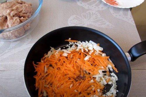 Hackfleisch-Igel mit Reis in Tomatensauce