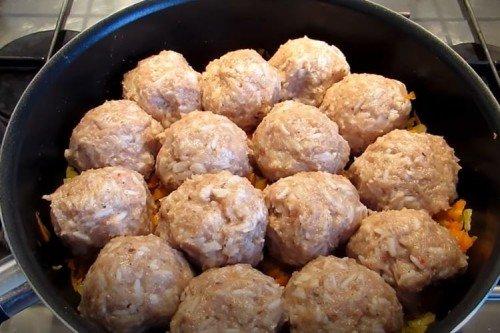 Hackfleisch-Igel mit Reis in Tomatensauce