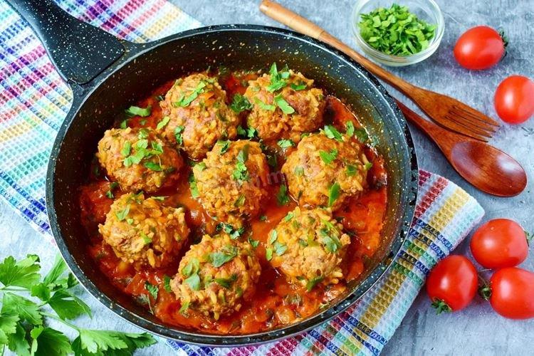 Hackfleisch-Igel aus Schweinehackfleisch mit Reis und Kräutern